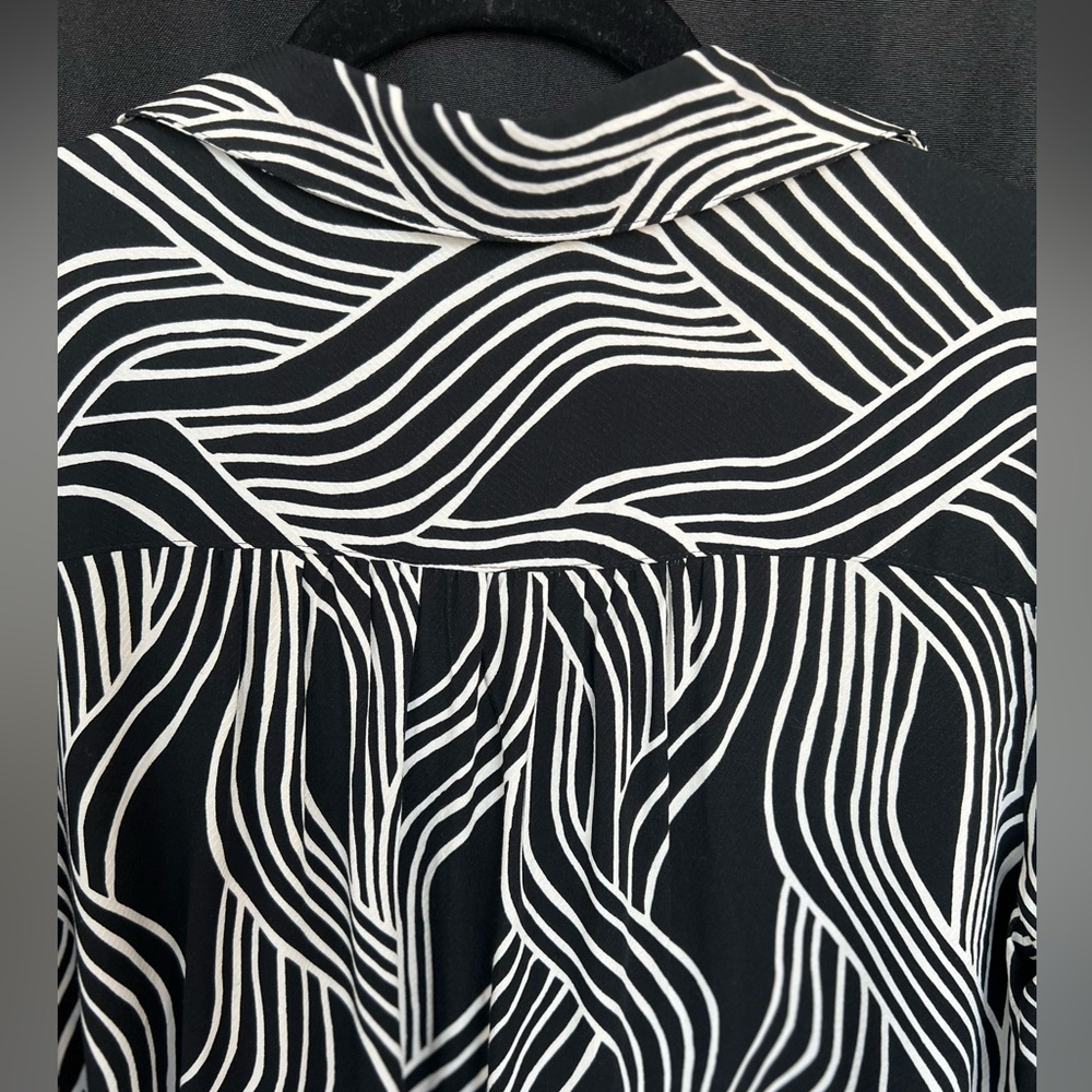 π€ EUC ANN TAYLOR FACTORY Black & White Wavy Line V-Neck Blouse | Womenβs Size XS - Picture 8 of 8